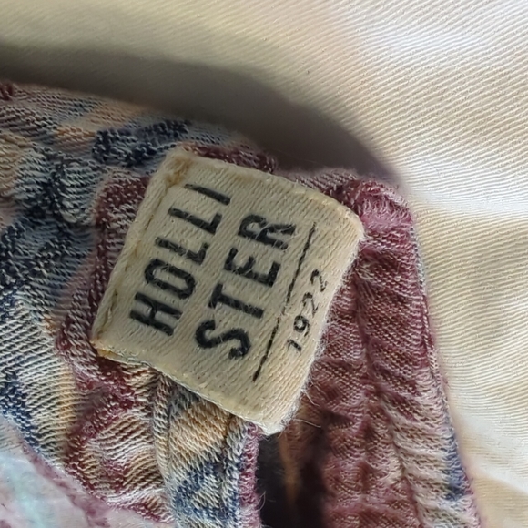 Reversible Hollister Button Up Patterned Tshirt - Small - Picture 13 of 13